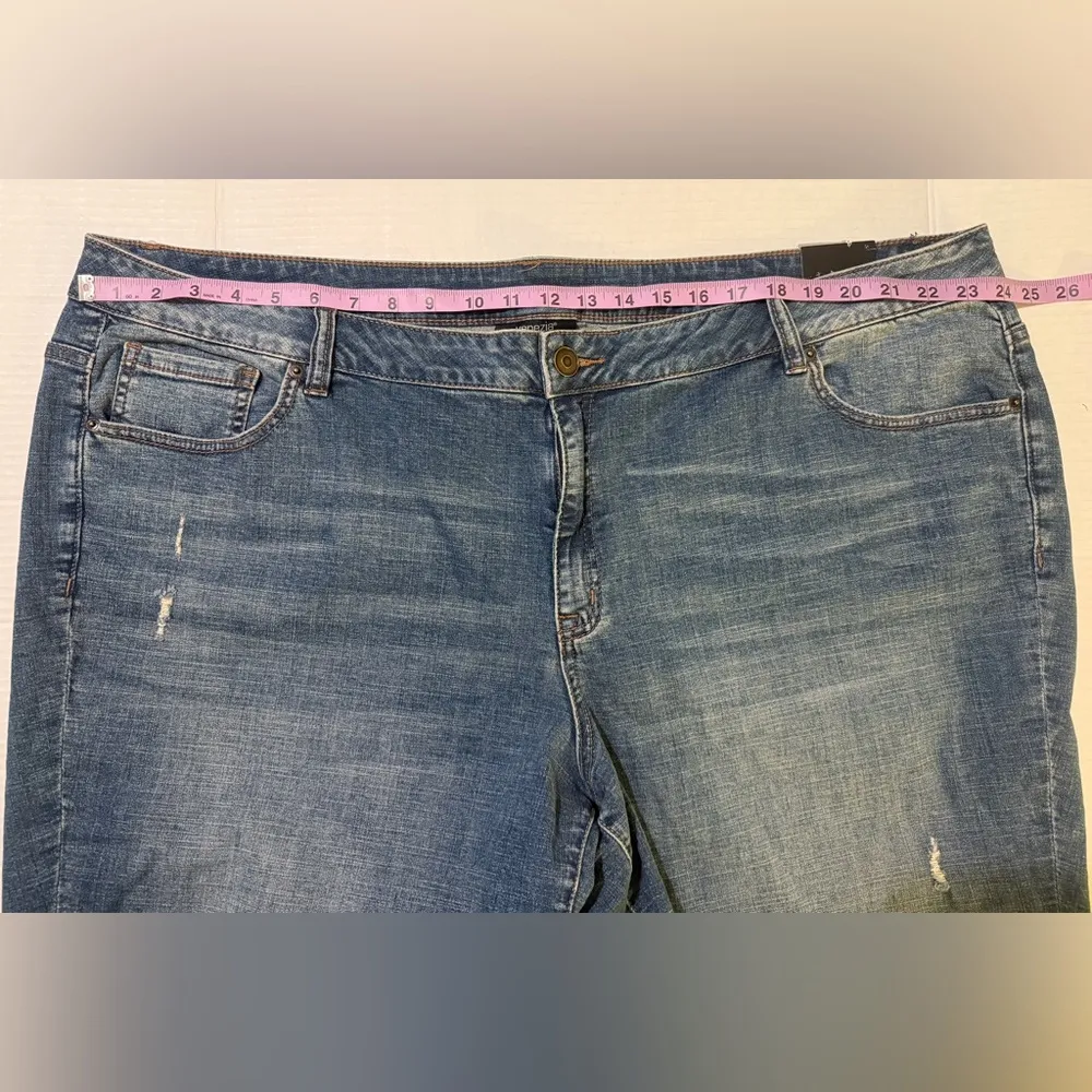 Venezia Woman’s Plus NWT Bermuda Roll Hem Med Wash Denim Shorts 26W Blue - Image 9