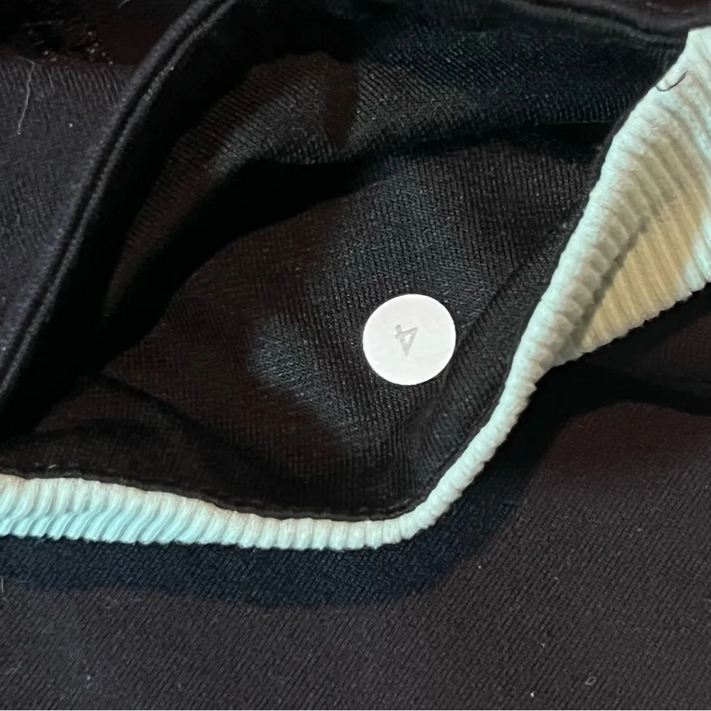 Lululemon Roll Out Crop Black / Fresh Teal Leggings Full On Luon Mid Rise Size 4 - Image 4