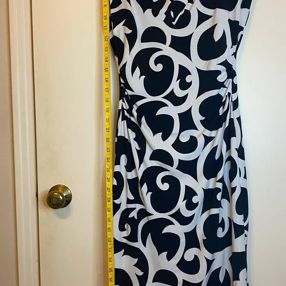 White House, black market woman sleeveless dress size 6 - Image 2