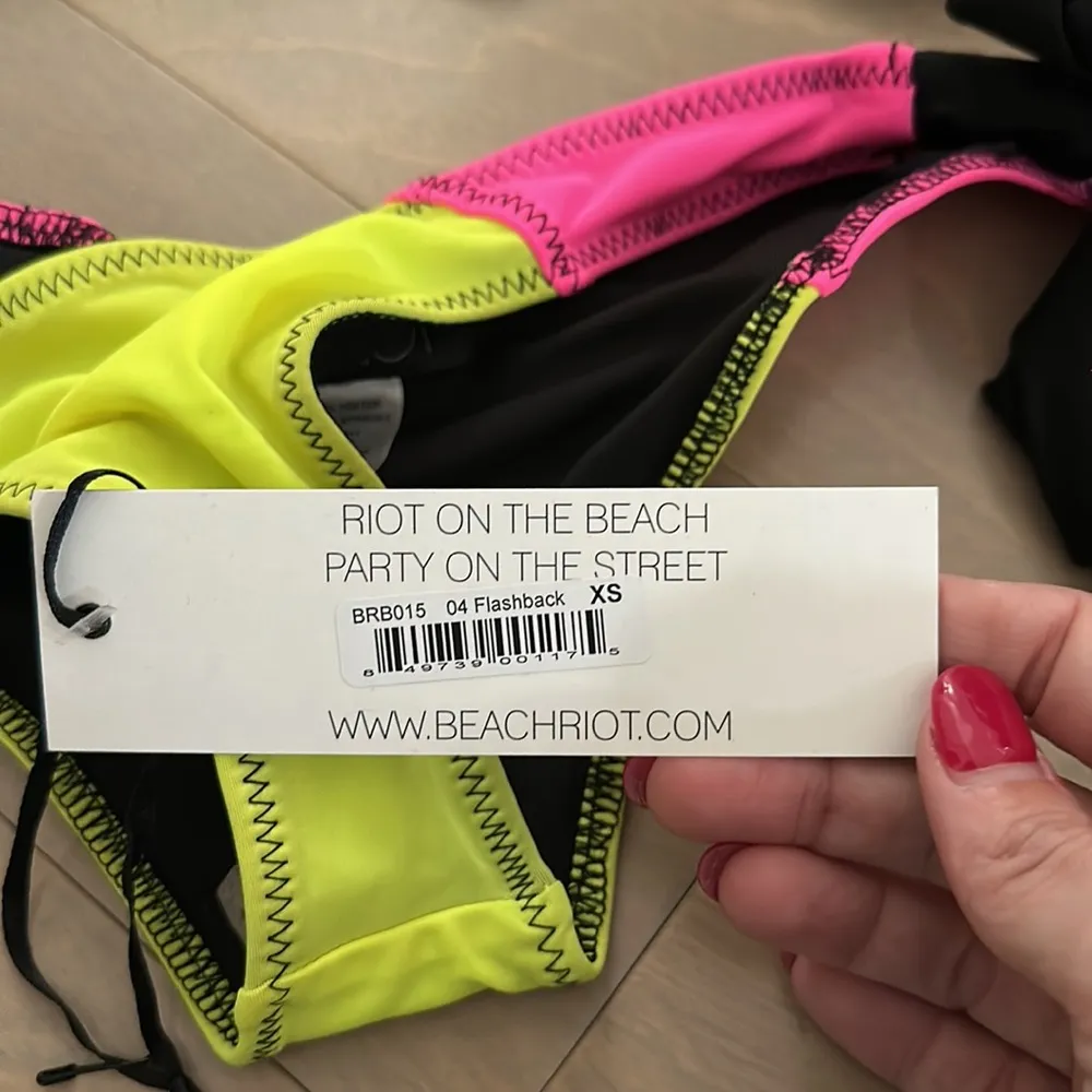 BNWT super cute beach riot bikini size XS - Image 2