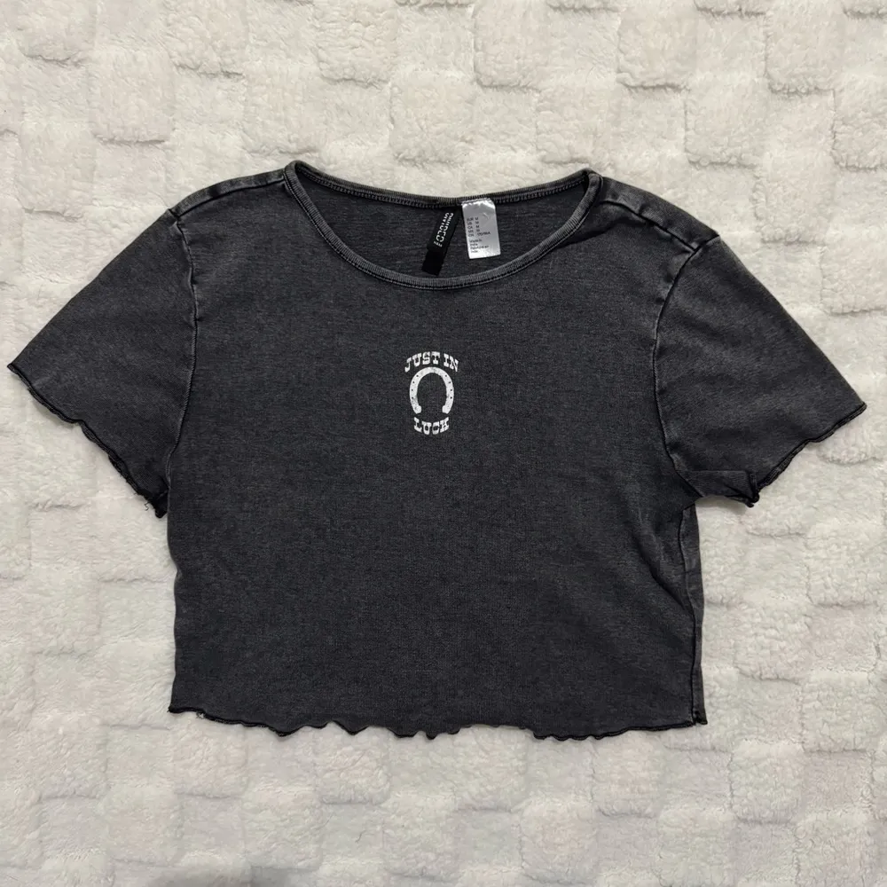 H&M Charcoal Gray Ribbed Crop Top, Just In Luck Horse Shoe, Women’s Medium - Image 2