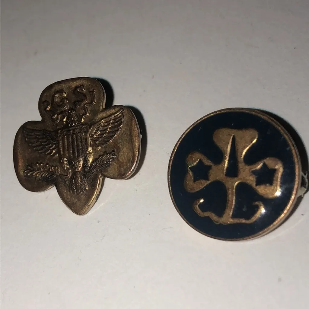 Lot of 2 Vintage Girl Scout Brownie Pins Gold - Image 4