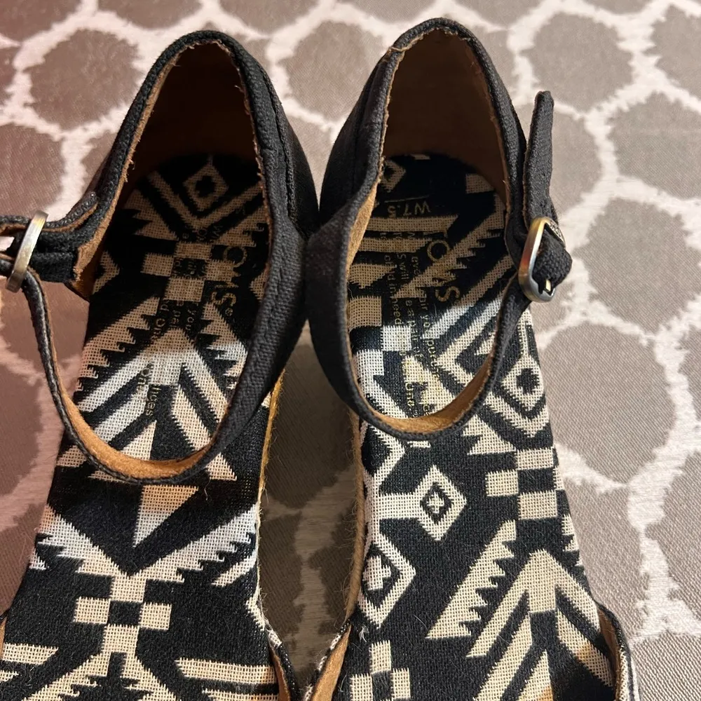 TOMS Stylish Black and Cream Women's Wedge Sandals abstract spring summer - Image 6