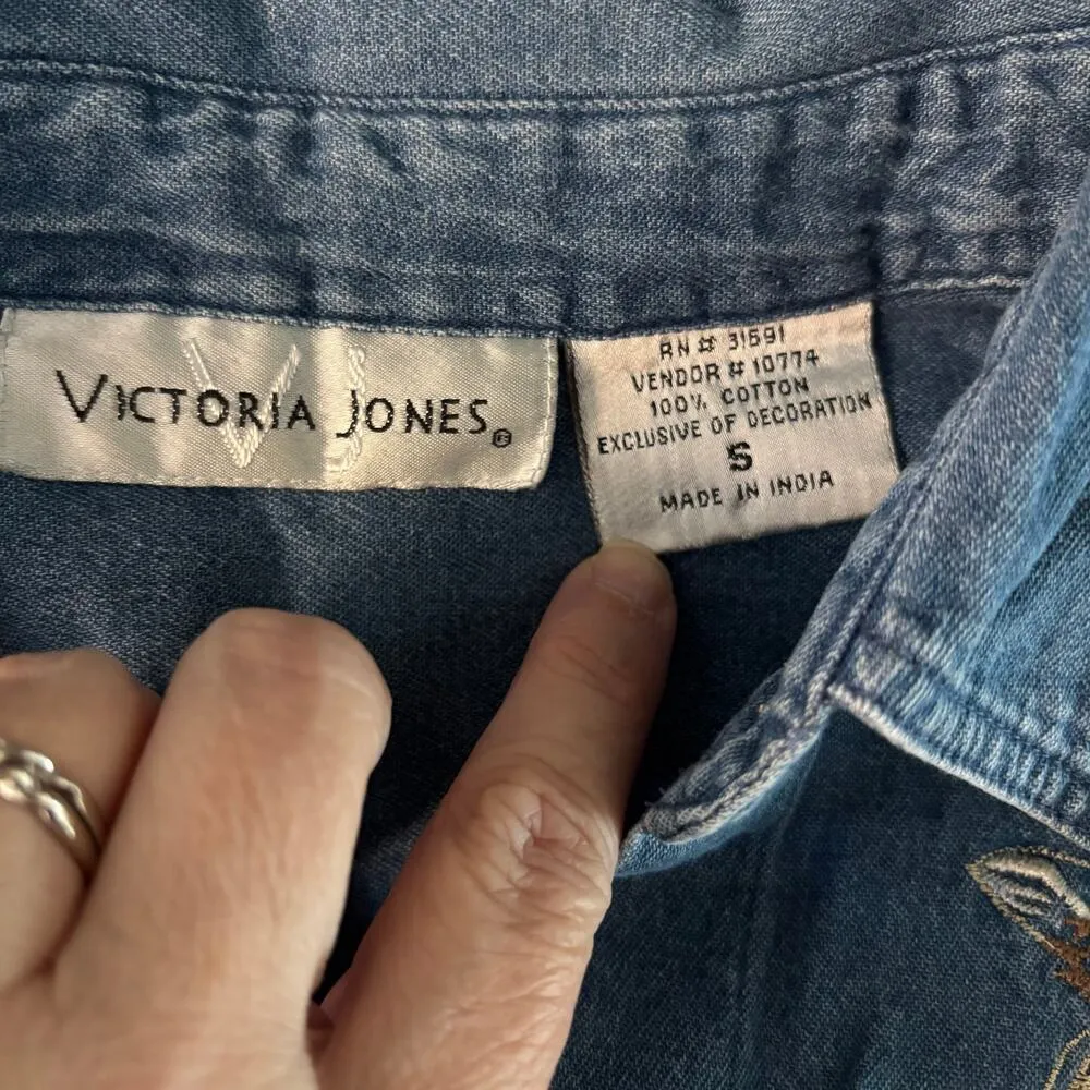 Vintage Victoria Jones Size S Floral Embroidered Denim Jean Shirt Button Front - Image 4