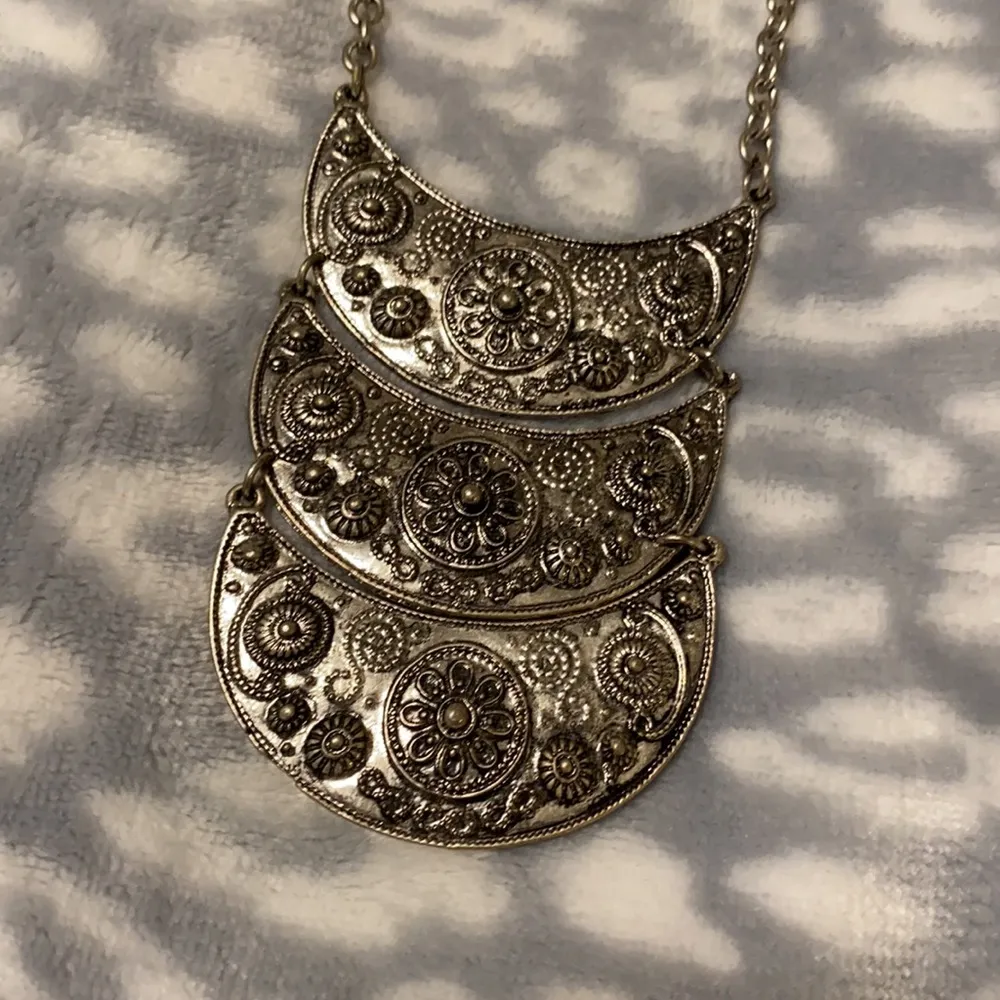 Silver floral plated accent long clasp necklace - Image 2