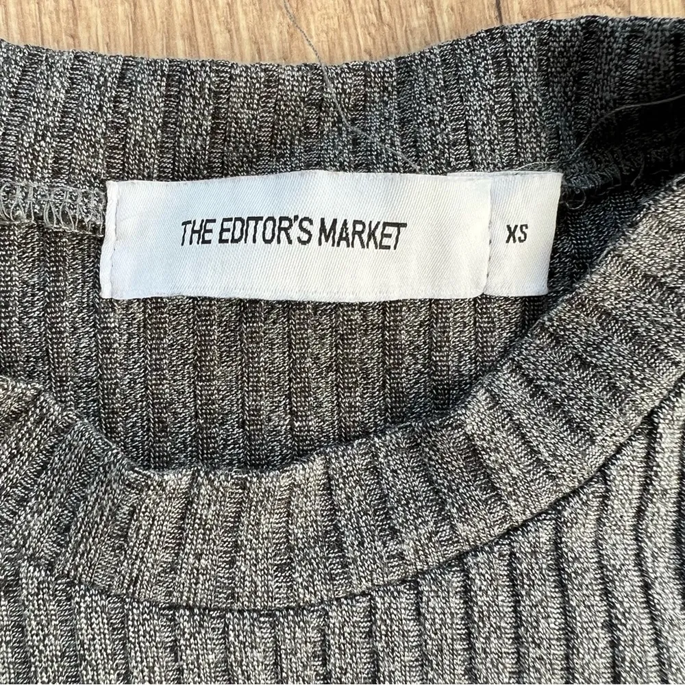 The Editor’s Market Gray Ribbed Cropped Tee - Image 4