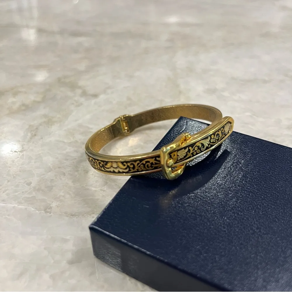 Engraved 24k floral buckle bracelet - Image 8