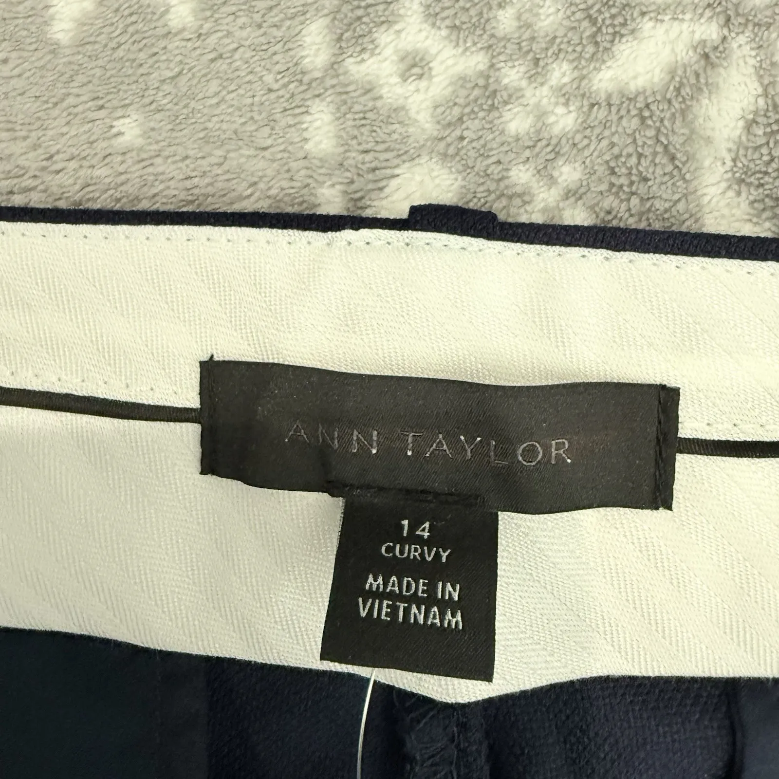 NWOT Ann Taylor The‎ Petite Pleated Wide-Leg Pant in Textured Drape Navy Size 14 - Image 4