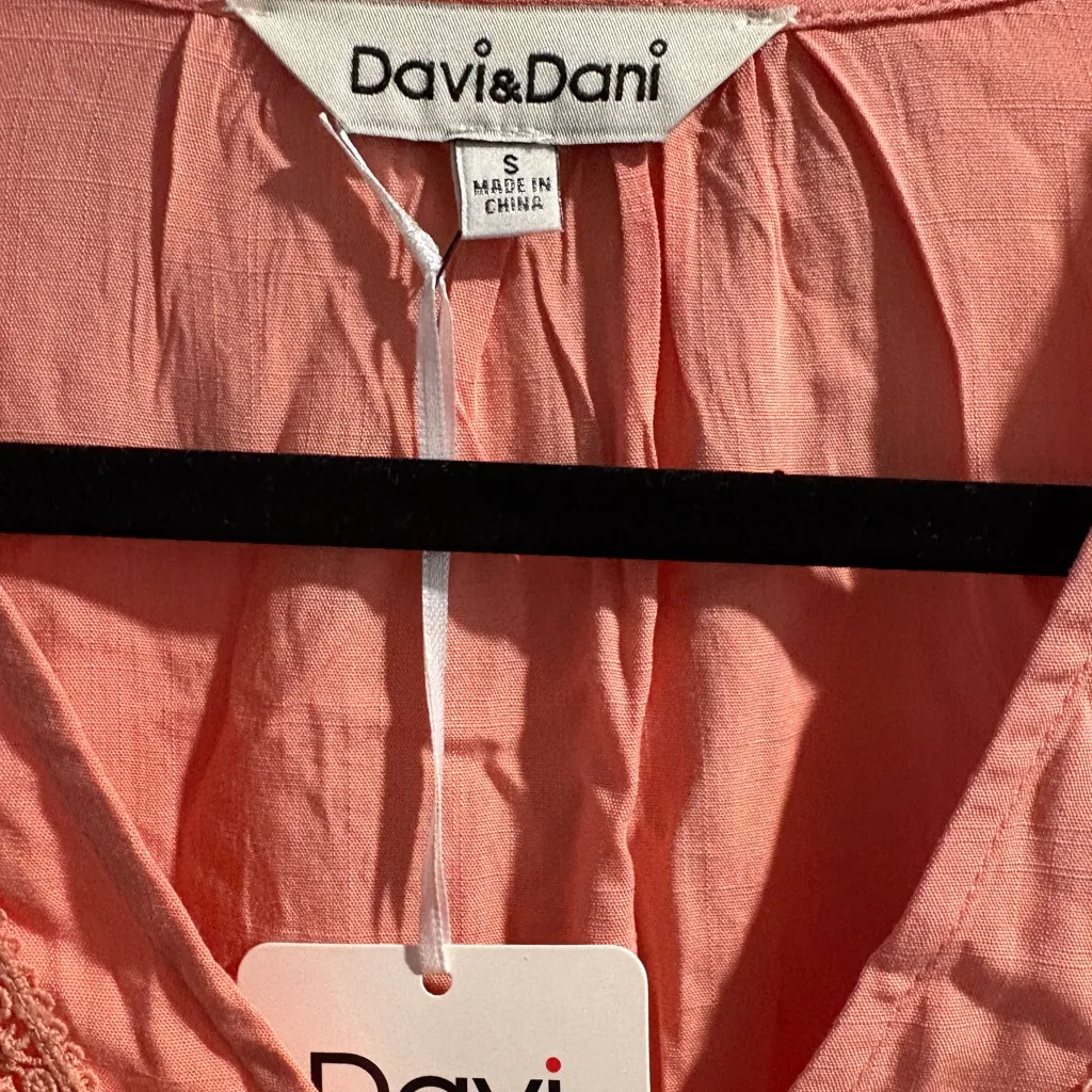 Davi & Dani Pink Embroidered Short Sleeve Blouse- Size Small - Image 3