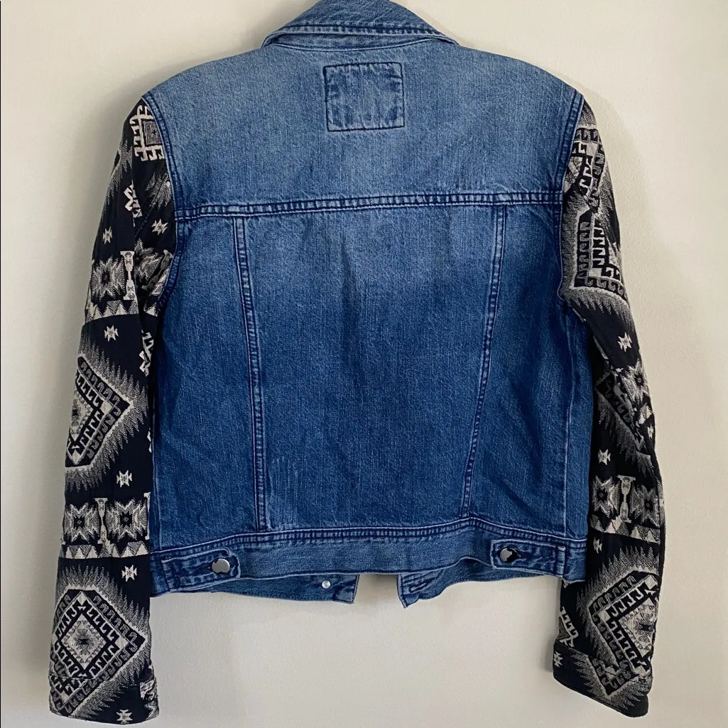 Forever 21 Y2K Denim jacket with Southwest patterned sleeves size small - Image 4