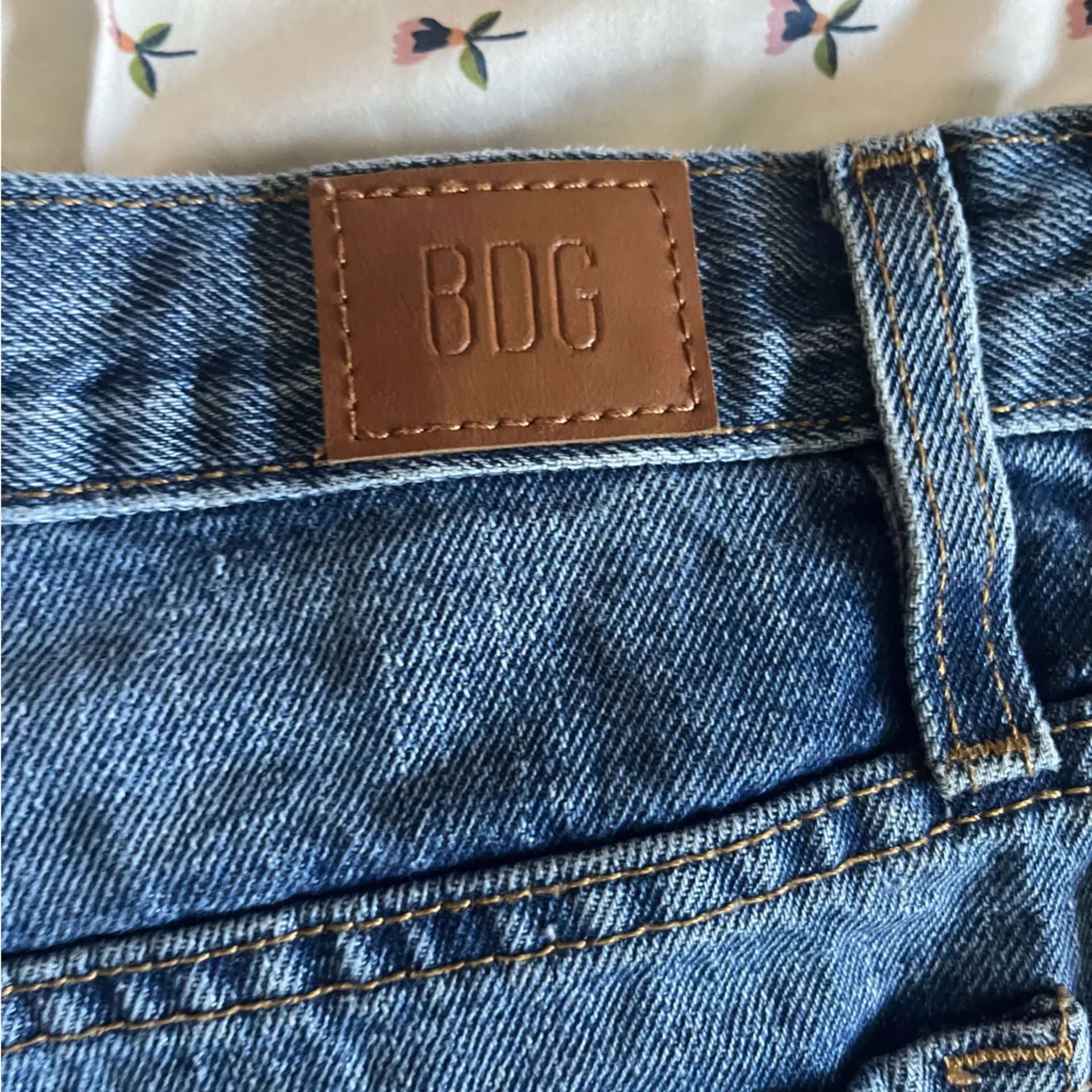 BDG Mom High-Rise Jean Short - Image 4