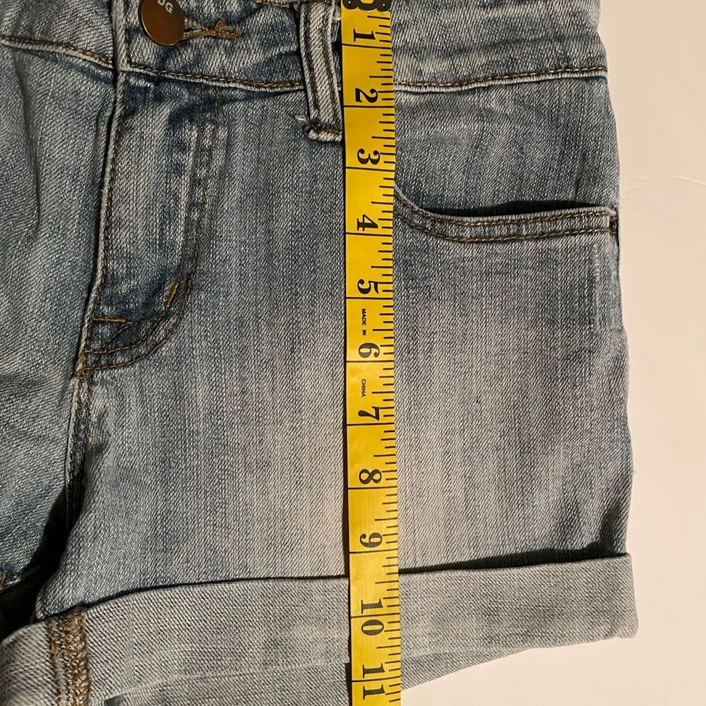 BDG. Urban Outfitters Shortie Womens Cuffed Lite Wash Denim Shorts Size 27 - Image 4