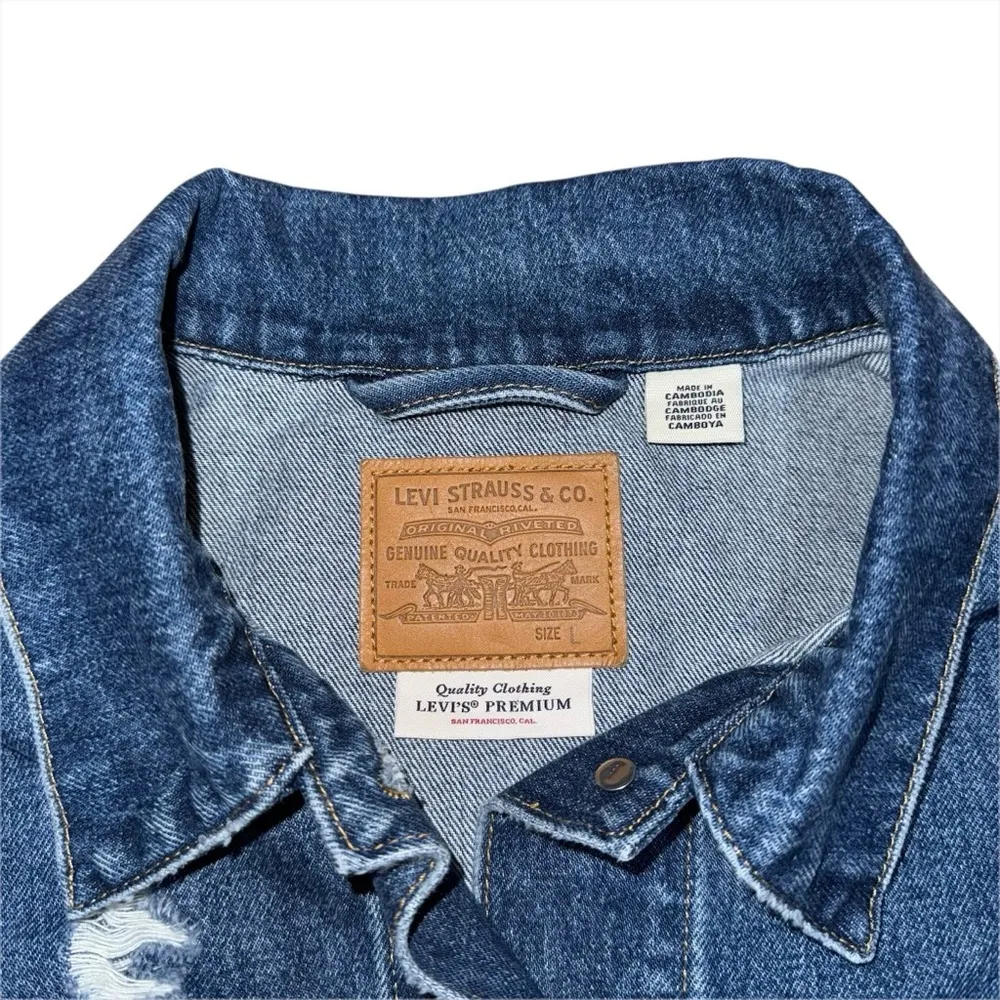 Levi’s Premium 90s Trucker Jacket Dark Wash Distressed Blue Denim Women’s Large - Image 4