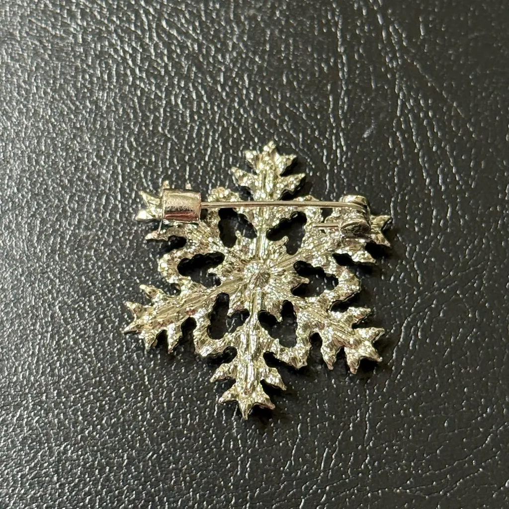 Sparkling Snowflake Brooch Silver Tone With Clear Crystals New - Image 3