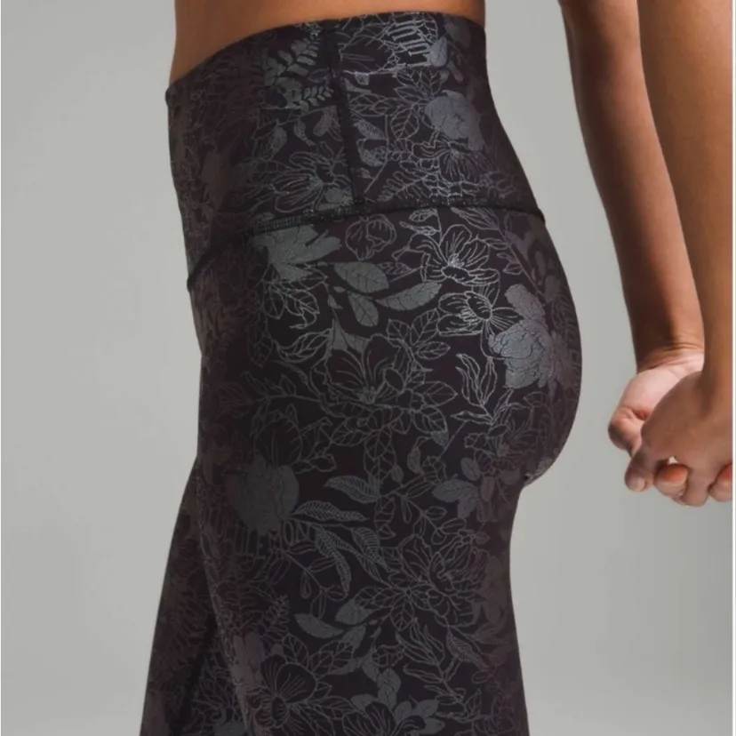 Lululemon Wunder Under High-Rise Tight 25" *Shine
Flourish Black Iridescent Foil - Image 7