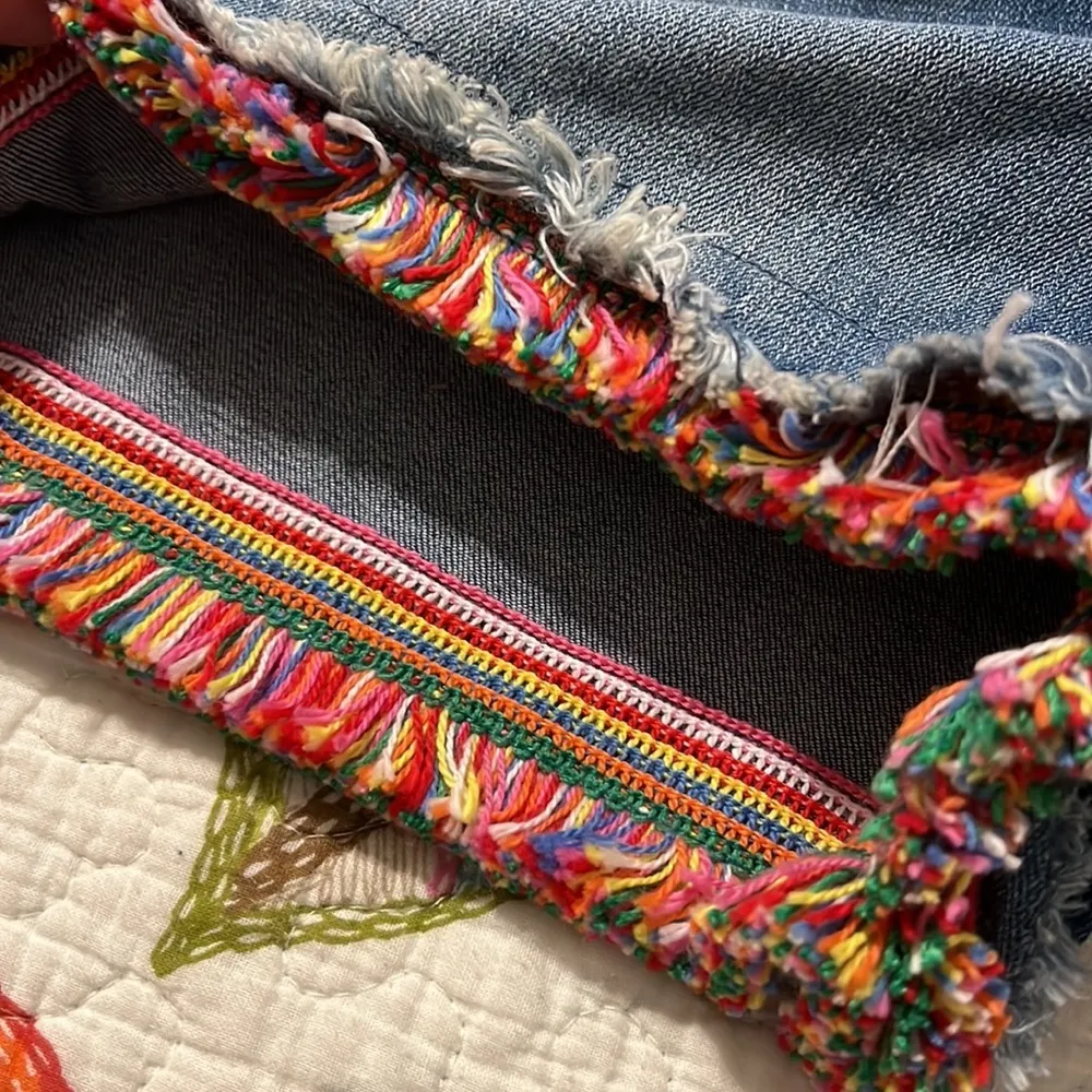 Rock & Indigo womens sz 8/28 denim shorts multicolored tasseled bottom 2" inseam Blue - Image 3