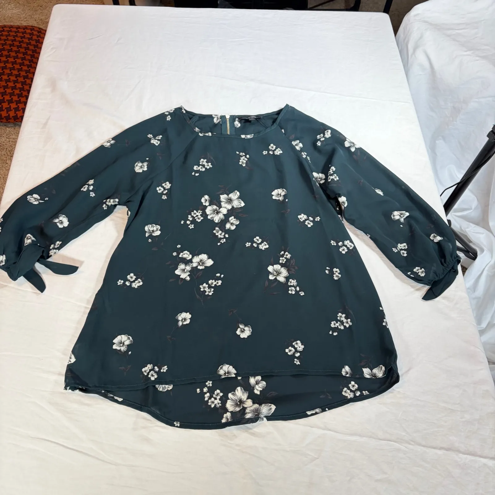 Papermoon womens green 3/4 sleeve blouse floral.  Size XS.  workwear, date night - Image 5