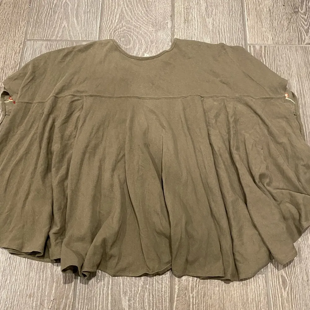 Easel Top Women’s Size Small Embroidered floral top slightly‎ cropped shirt - Image 3