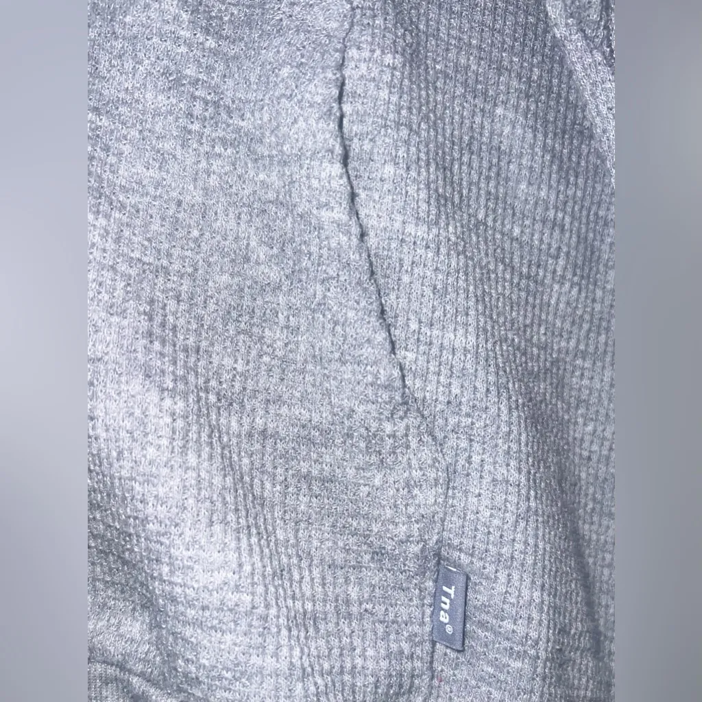 Aritizia TNA waffle full zip gray hoodie size medium - Image 4