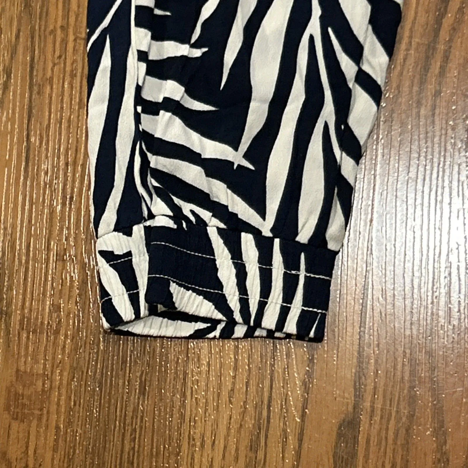 Monrow Pants Womens Medium Jogger USA Stretch Rayon Pull on Pockets Leaf Print Blue - Image 6