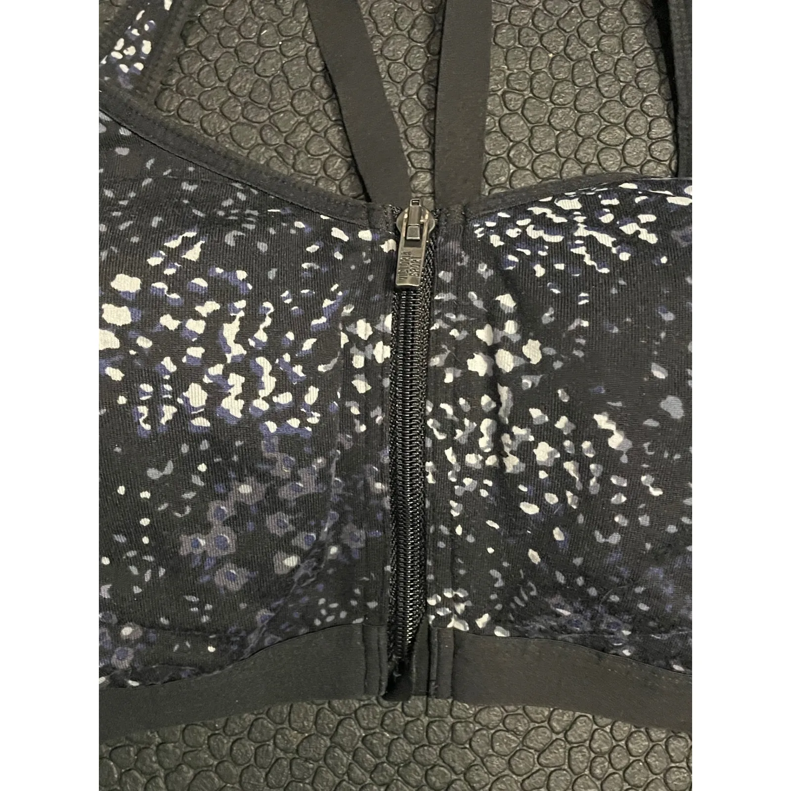 Victoria Sport Knockout Front Close Sports Bra 32DD Black White Speckle Zipper - Image 2
