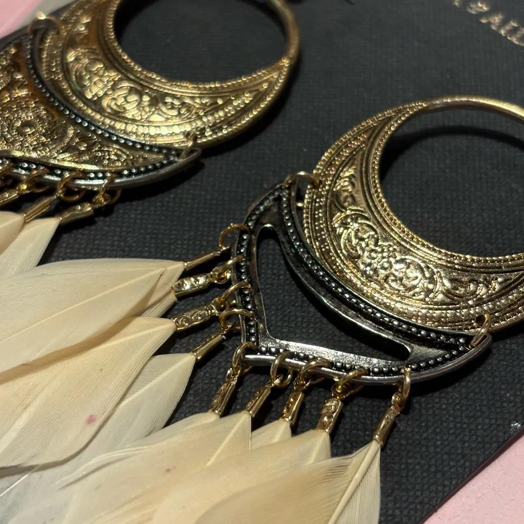 Ava & Aiden feather earrings Gold - Image 2