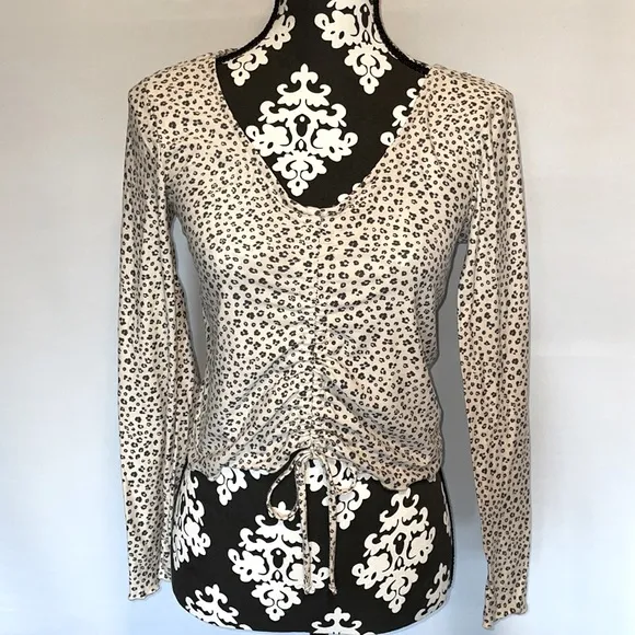 Pink Rose v- neck ruched crop tummy leopard print top - Image 2