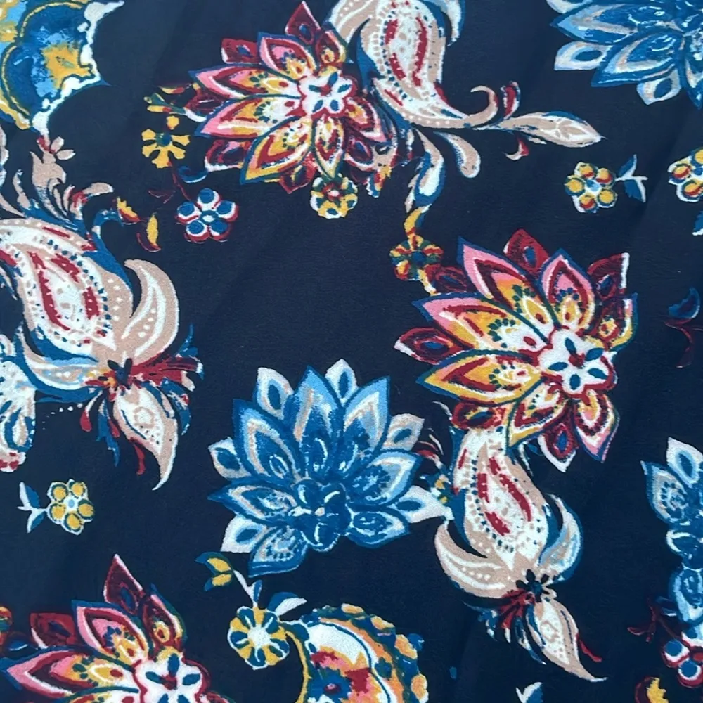 Paper Crane Women’s Black Floral Sleeveless Flowy Lightweight Blouse Medium - Image 3