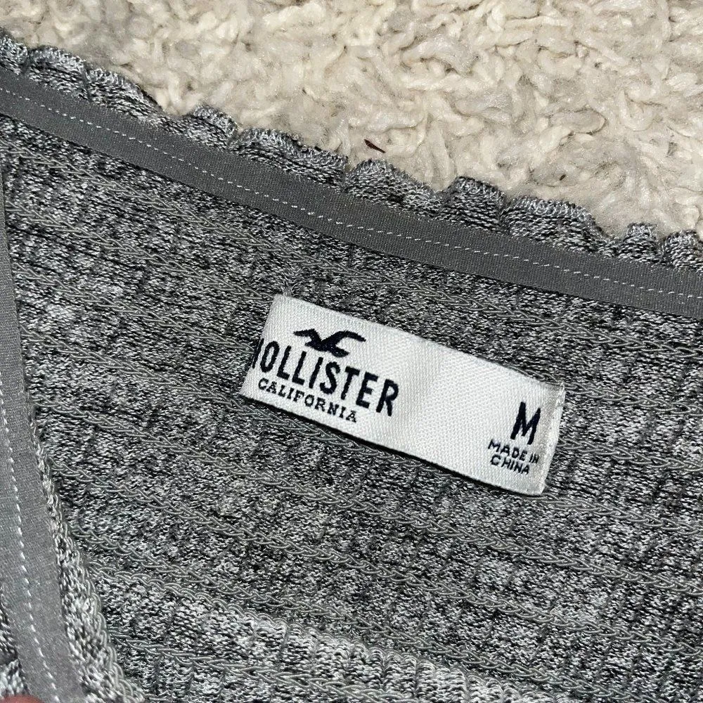 hollister grey off the shoulder cropped long sleeve medium - Image 2
