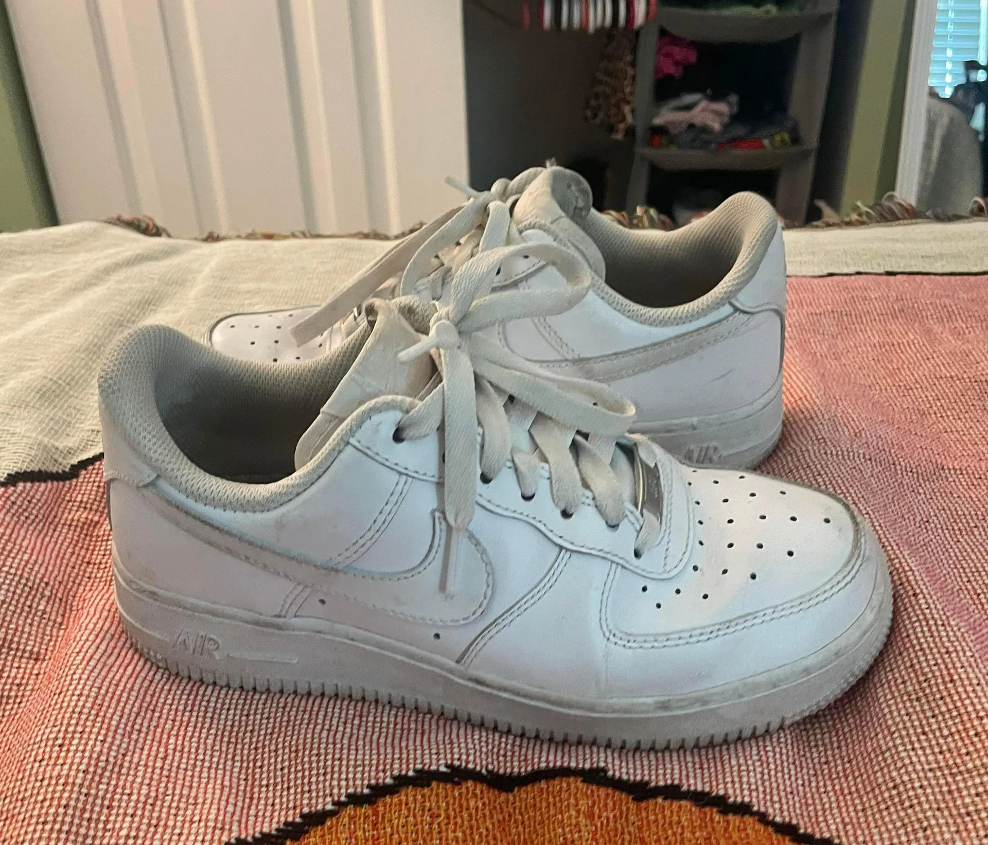 Nike Air Force 1 07 Womens Shoe - Image 2