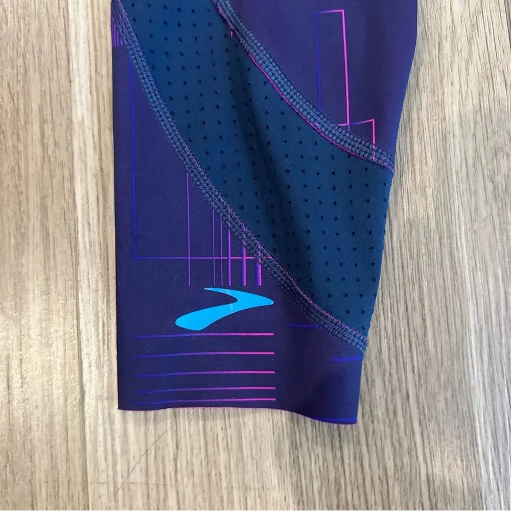 Brooks Women’s Method 7/8 Tight size small in purple cyber pattern running pants - Image 8