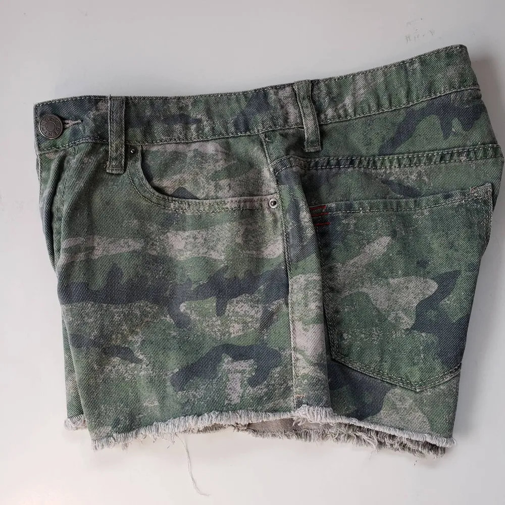 BDG Womens Shorts Size 28w High Rise Dree Cheeky Camo Denim Booty Jean Fray hem - Image 7