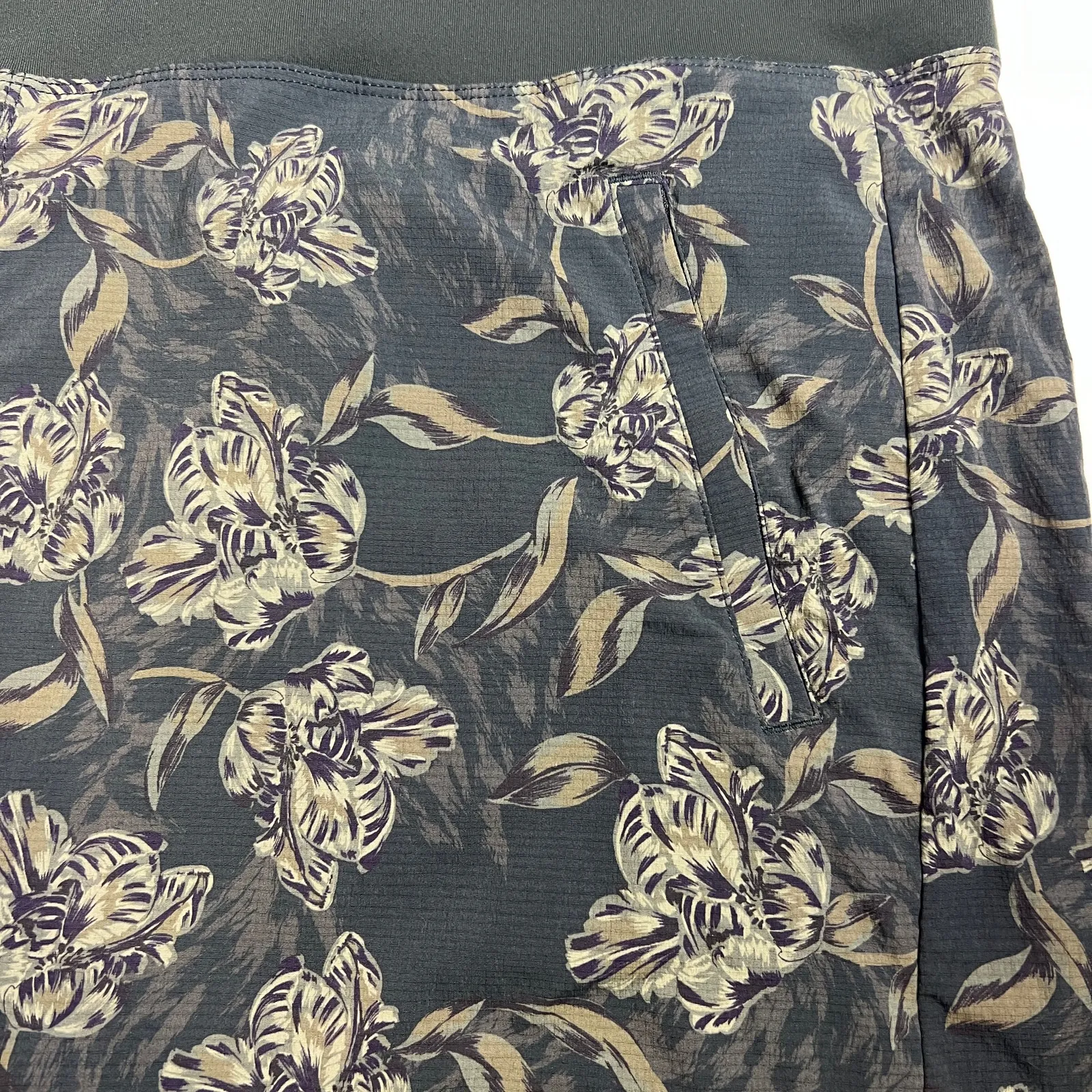 Athleta Trekkie North Floral Printed Green Athletic Shorts Plus Size 26 - Image 9