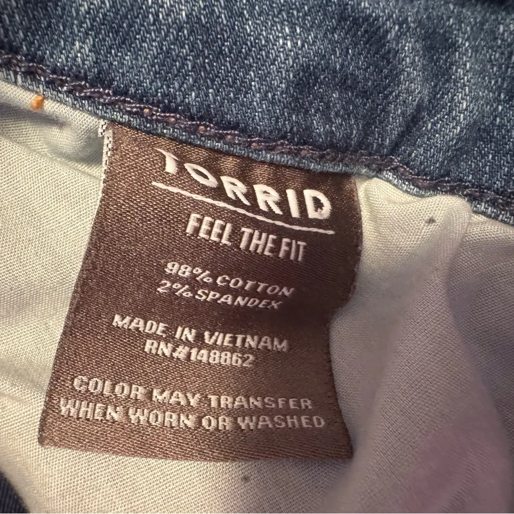 Torrid Denim Cutoff Shorts Womens size 20‎ button fly medium wash - Image 6