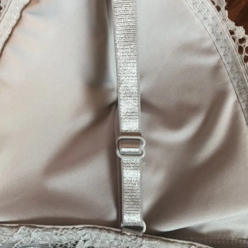 Adrienne Vittadini lace plunging v-neck adjustable strap bralette, size large - Image 4