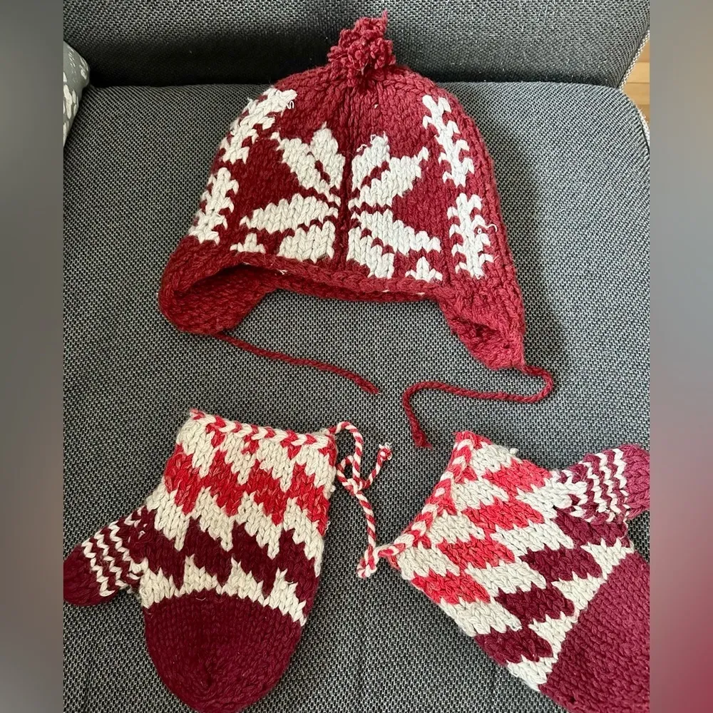 Hand knits Nordic hat and mittens - Image 9