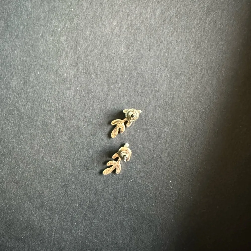 Golden floral mini ear crawler stud earrings - Image 4