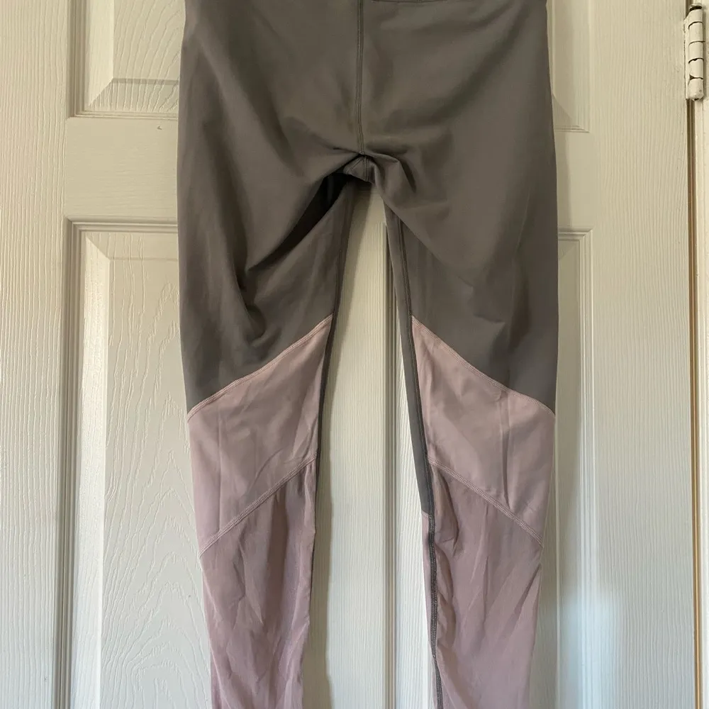 Fabletics Mid-Rise Mesh Powerhold Leggings in Clay/Dusty Rose/Rouge Size Medium - Image 4