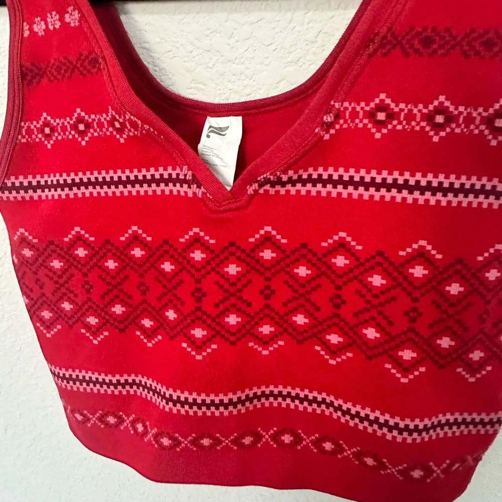 Fabletics Cloud Seamless V-Neck Crop Tank Poinsettia Nordic Fairisle Red Large - Image 5
