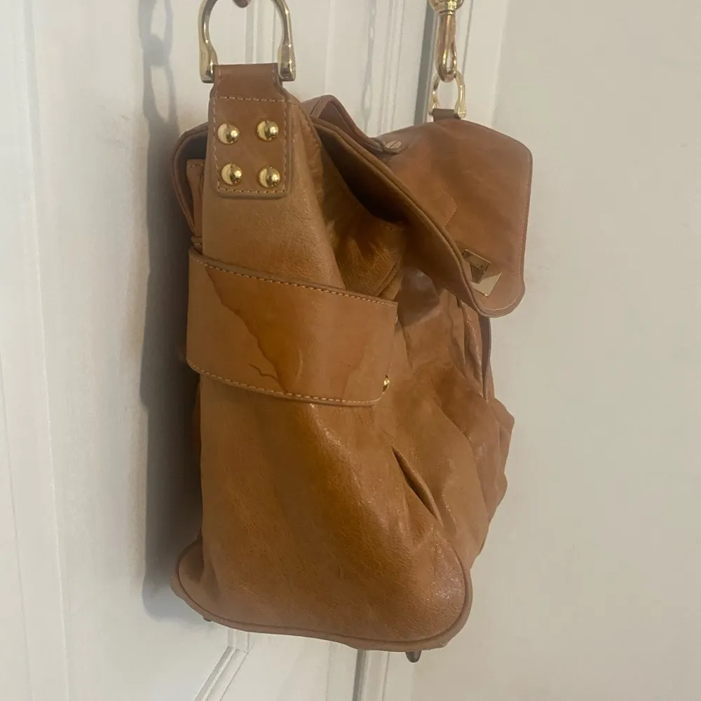 b&e Tan and Gold Crossbody Bag with Flap Closure - Image 2