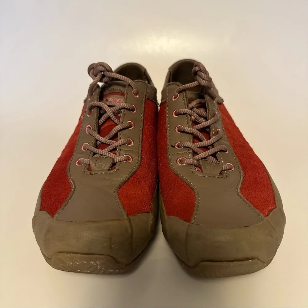 TEVA KEAGAN 6053 Women's Size 8 Red Suede W/Brown Leather Comfort Shoes - Image 2