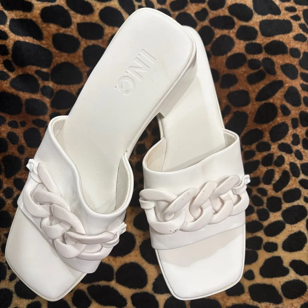 INC International Concepts White Chain Detail Mules Size 5 - Image 3