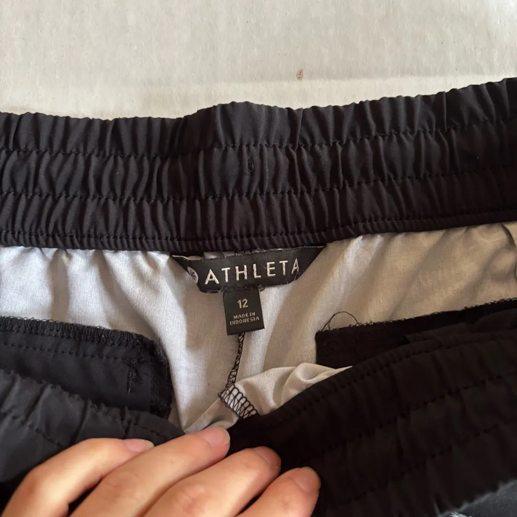 Athleta Women's Black and White Printed Baja Shorts Size 12 - Image 4