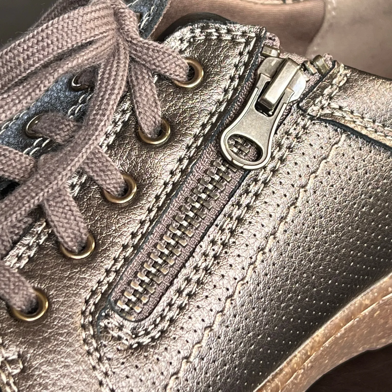 Clarks Caroline Janna Bronze Metallic Leather Sneakers Size 7 Wide - Image 7