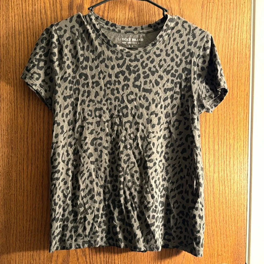 Lucky Brand Animal Print S/S Shirt Olive Black Size Small EUC #1033-OAK - Image 2