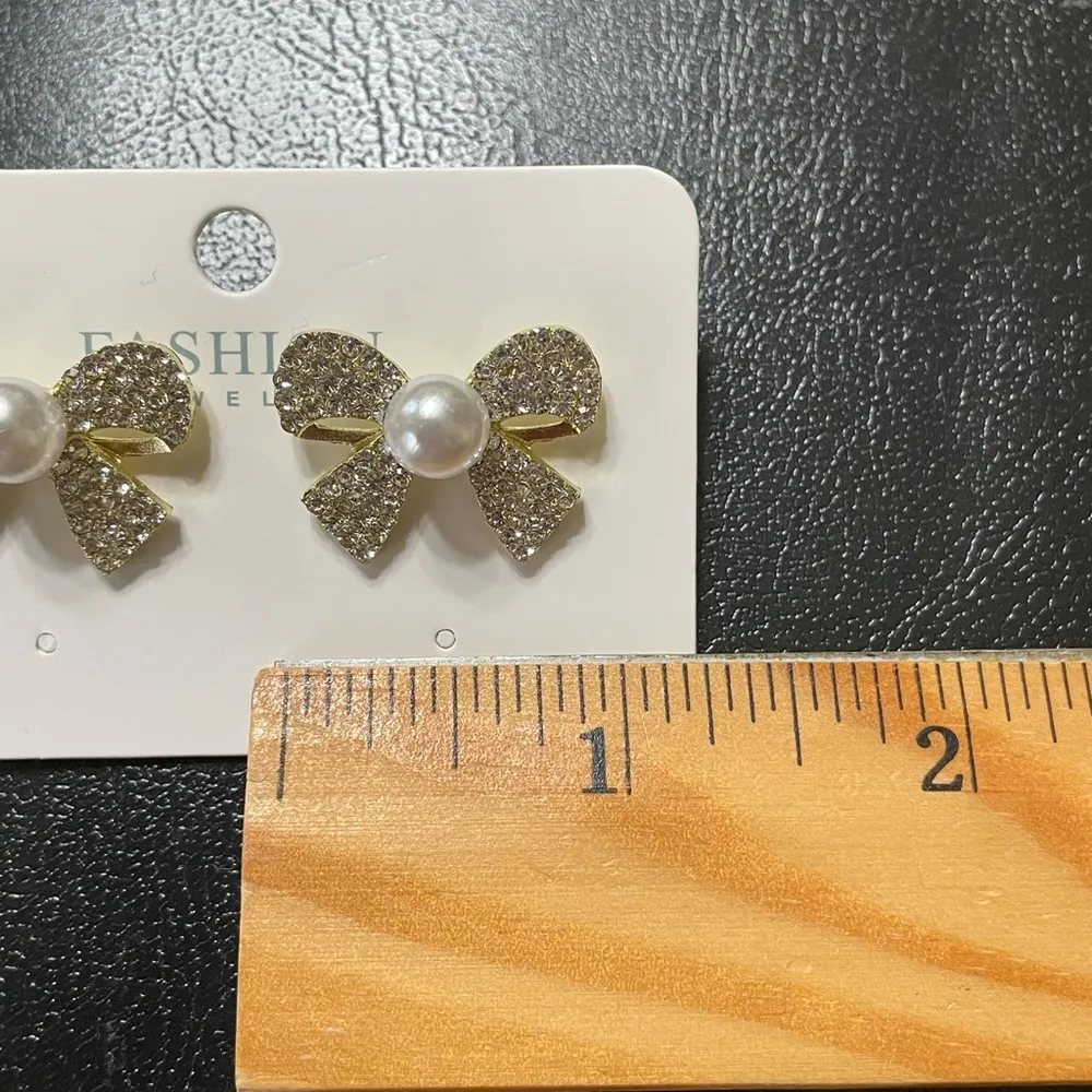 Earrings Bow Gold Tone With Clear Crystals And Faux Pearls New - Image 2