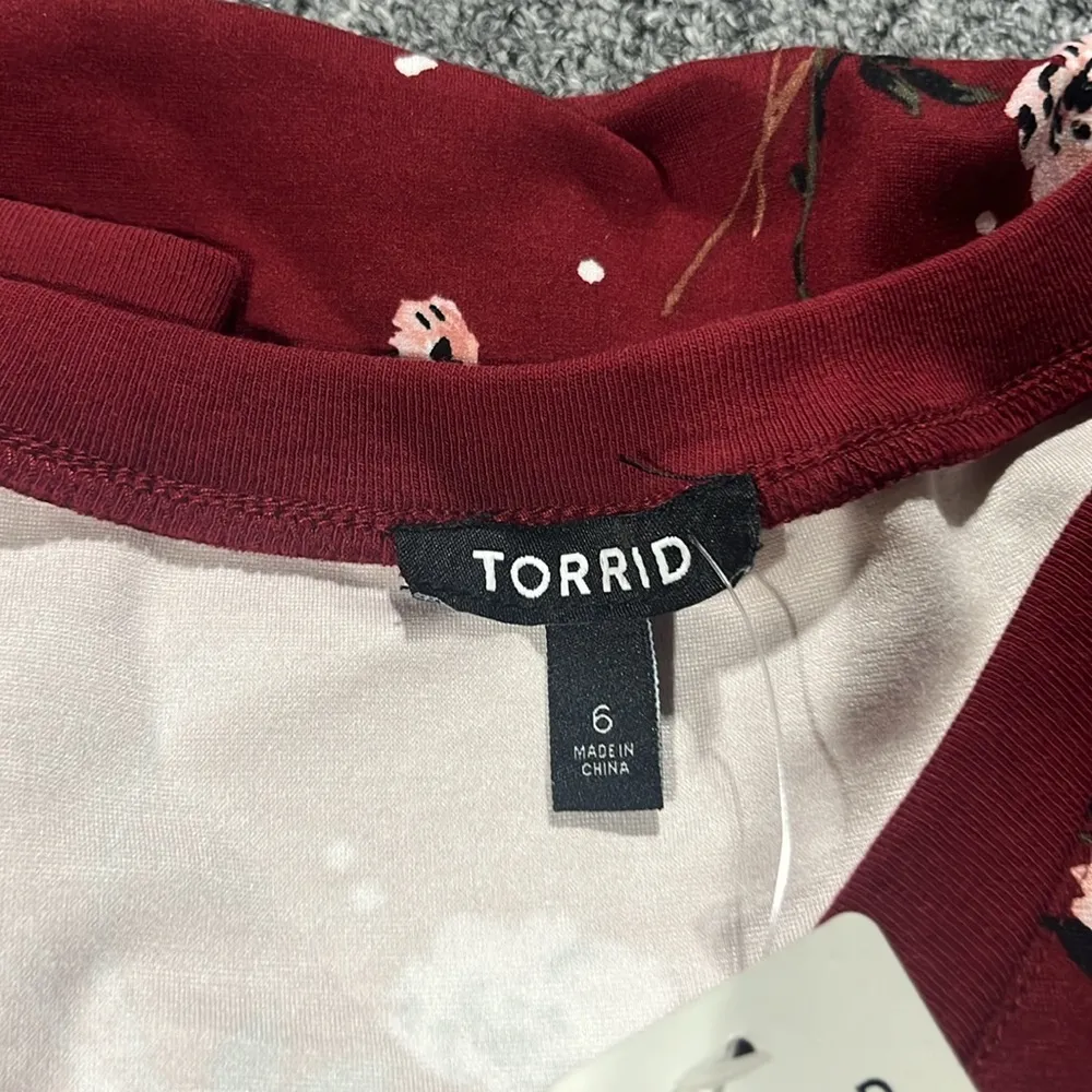 NWT Torrid women’s plus size floral sweatshirt size 6X. - Image 6
