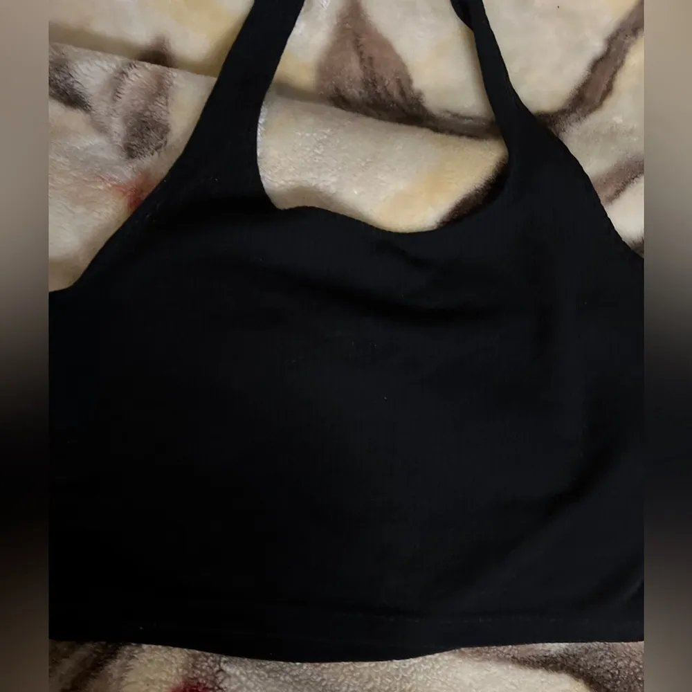 LG ribbed blk cropped halter top - Image 2