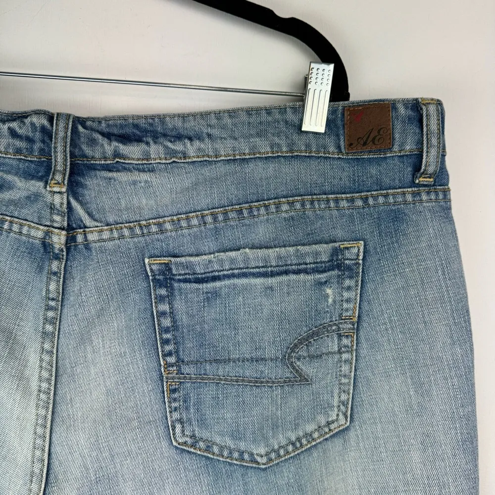 American Eagle Distressed Shorts Sz 18 Light Medium Wash Denim Raw Hem - Image 7