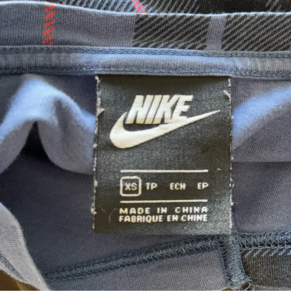 Women's NIKE Patchwork/Color Block Cropped Long Sleeve T Shirt Size XS - Image 8